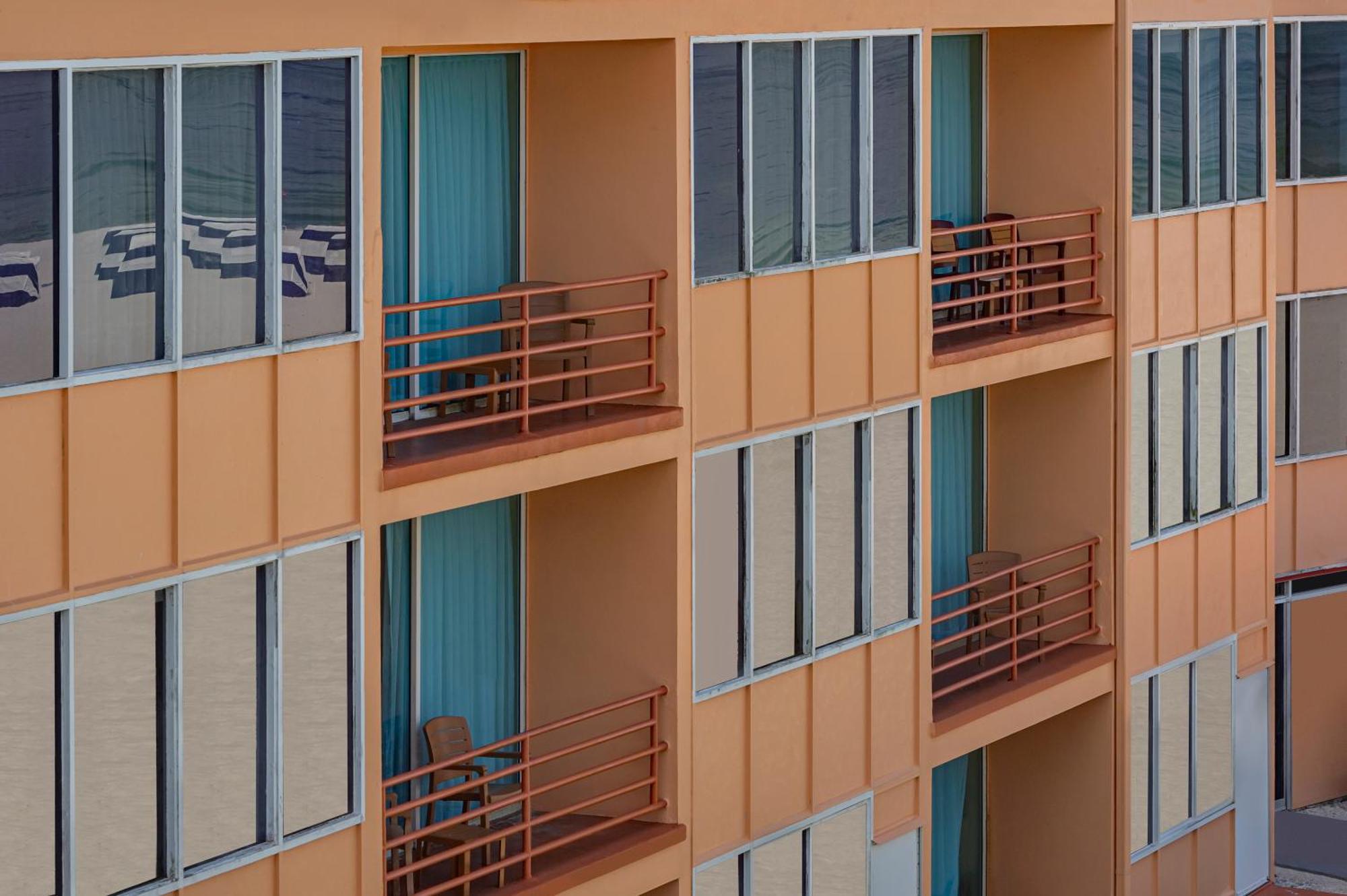 Dolphin Beach Resort St. Pete Beach Exterior foto